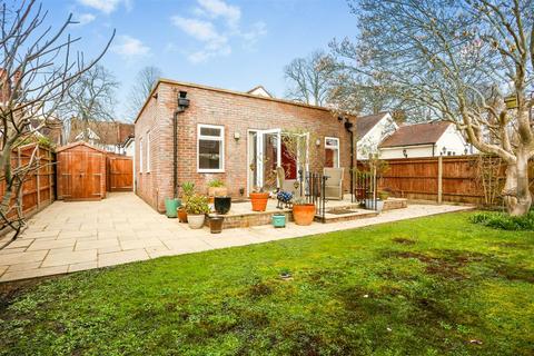 undefined, Court Road, Banstead SM7