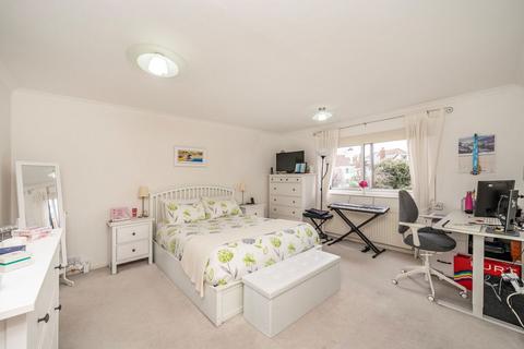 3 bedroom flat for sale, Belvedere Drive, London SW19