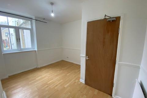 2 bedroom flat to rent, Claude Road, Roath, Cardiff