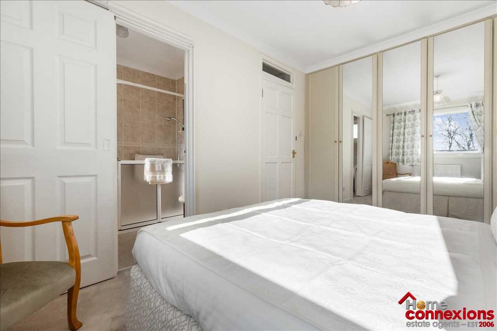 Master Bedroom (2)