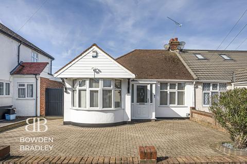 2 bedroom semi-detached bungalow for sale, Berkeley Avenue, Clayhall, IG5