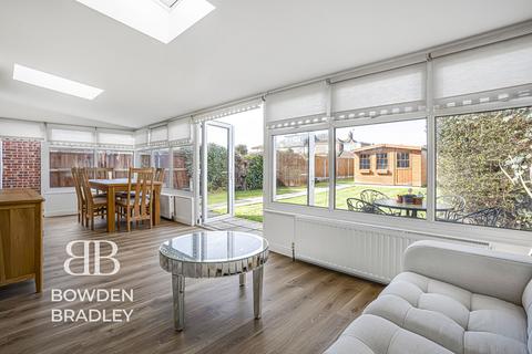 2 bedroom semi-detached bungalow for sale, Berkeley Avenue, Clayhall, IG5