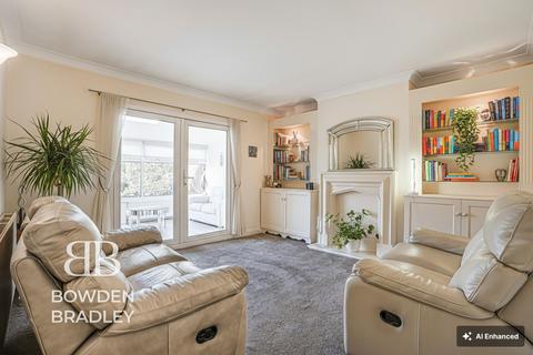 2 bedroom semi-detached bungalow for sale, Berkeley Avenue, Clayhall, IG5