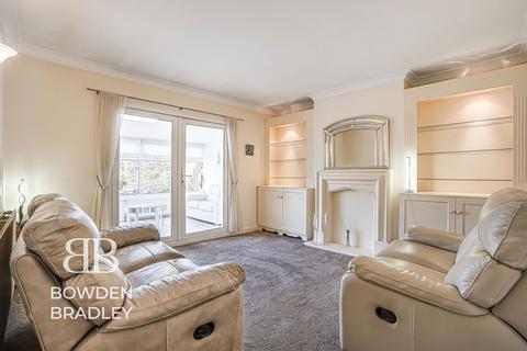 2 bedroom semi-detached bungalow for sale, Berkeley Avenue, Clayhall, IG5