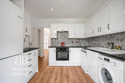 2 bedroom semi-detached bungalow for sale, Berkeley Avenue, Clayhall, IG5