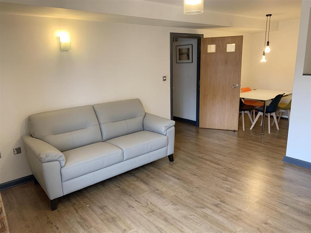 Lounge/Dining