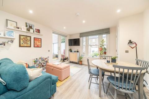 1 bedroom flat for sale, Bowling Green Square, London SW12