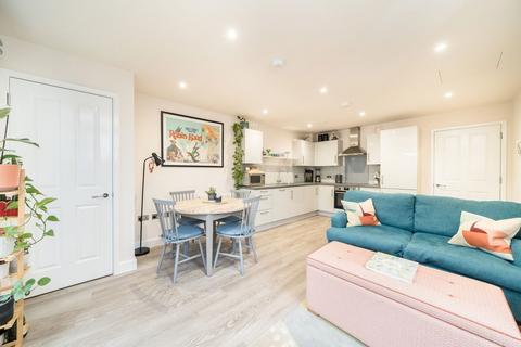 1 bedroom flat for sale, Bowling Green Square, London SW12