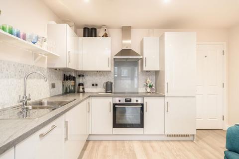 1 bedroom flat for sale, Bowling Green Square, London SW12
