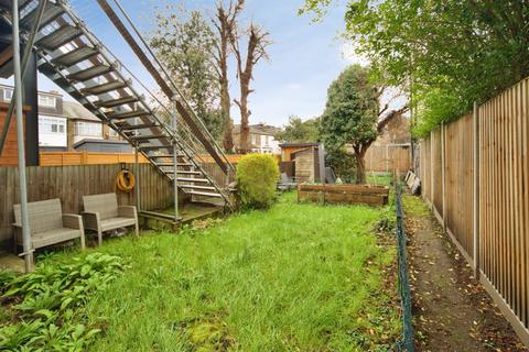 undefined, Hollybush Hill, London, E11