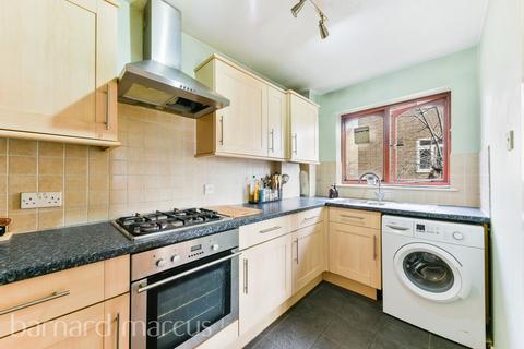 2 bedroom flat to rent, Clapham Road, London