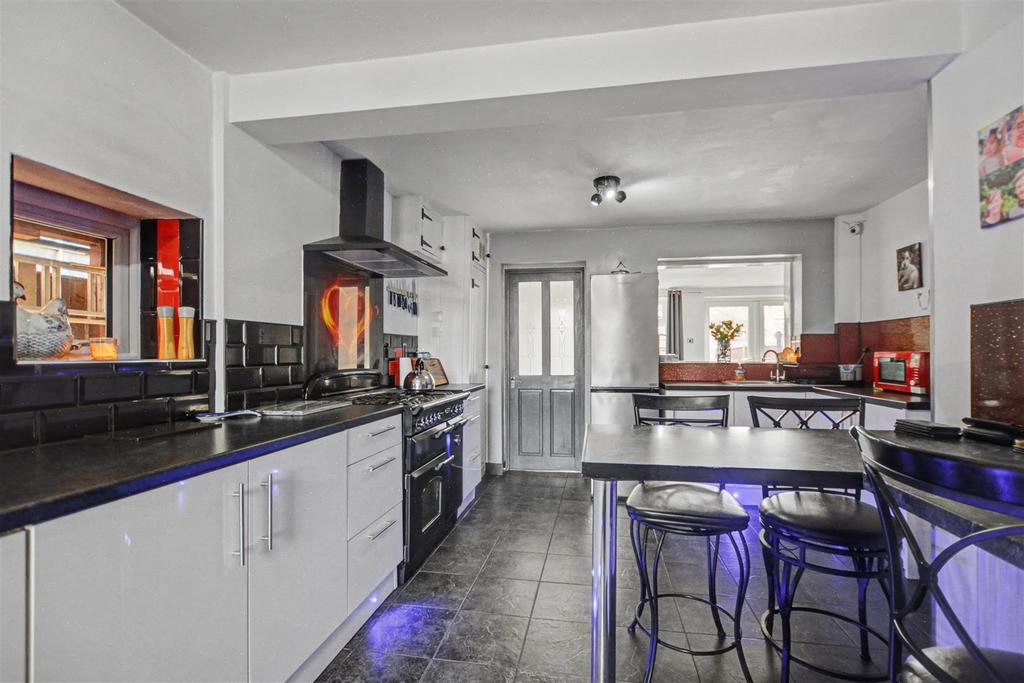 Kitchen 2.jpeg