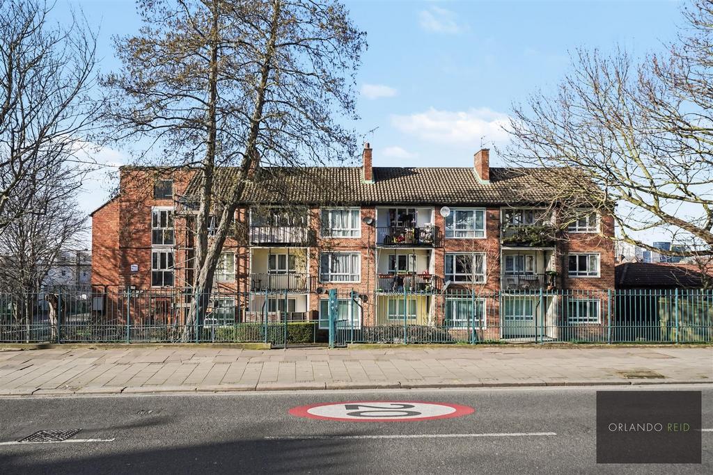 Flat 30, 6 Sharp House SW8 3 BT-3.jpg