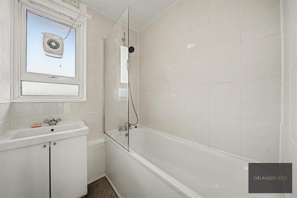 Flat 30, 6 Sharp House SW8 3 BT-11.jpg