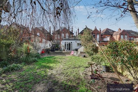 3 bedroom flat for sale, Exeter Road, London, NW2