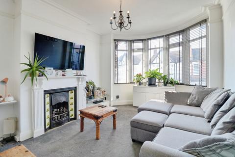 2 bedroom flat to rent, Westbourne Grove, Westcliff-on-Sea, SS0