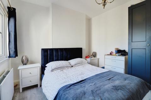 2 bedroom flat to rent, Westbourne Grove, Westcliff-on-Sea, SS0