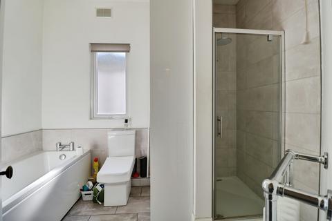 2 bedroom flat to rent, Westbourne Grove, Westcliff-on-Sea, SS0