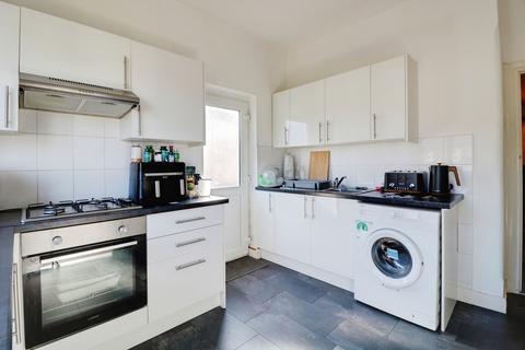 2 bedroom flat to rent, Westbourne Grove, Westcliff-on-Sea, SS0