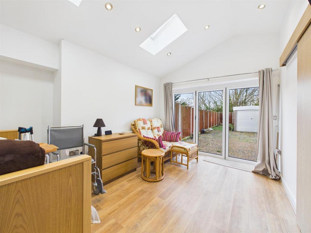 Bedroom/sitting room: