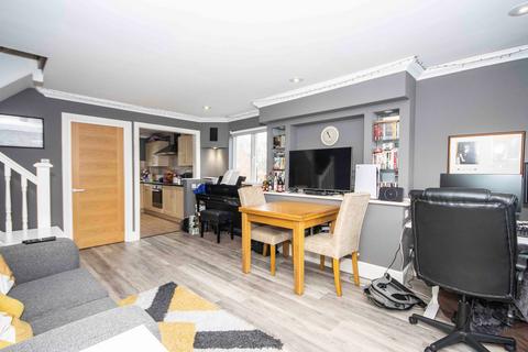 1 bedroom flat for sale, Warwick Court, Solesbridge Lane, Chorleywood