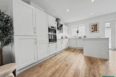 4 bedroom detached house for sale, Queens Close, Northampton NN5