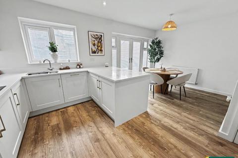 4 bedroom detached house for sale, Queens Close, Northampton NN5