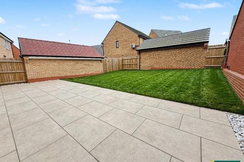 4 bedroom detached house for sale, Queens Close, Northampton NN5