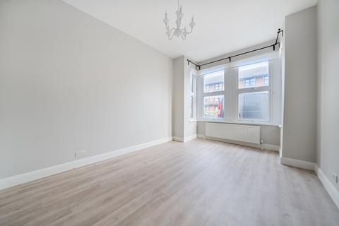 4 bedroom flat to rent, Parkland Road London N22