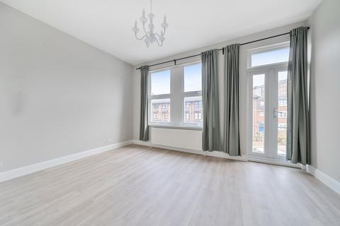 4 bedroom flat to rent, Parkland Road London N22