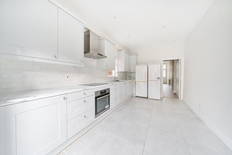4 bedroom flat to rent, Parkland Road London N22