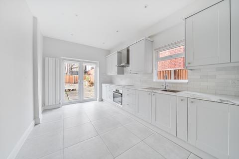 4 bedroom flat to rent, Parkland Road London N22