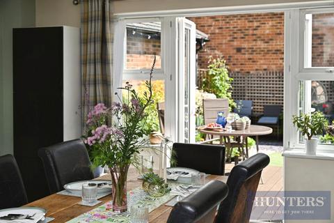 4 bedroom semi-detached house for sale, Latimer Close, Guiseley, Leeds