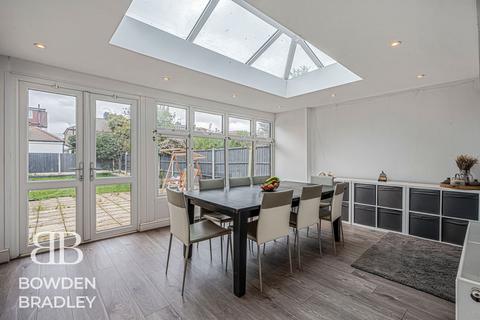 5 bedroom semi-detached house for sale, Abbotswood Gardens, Clayhall, IG5