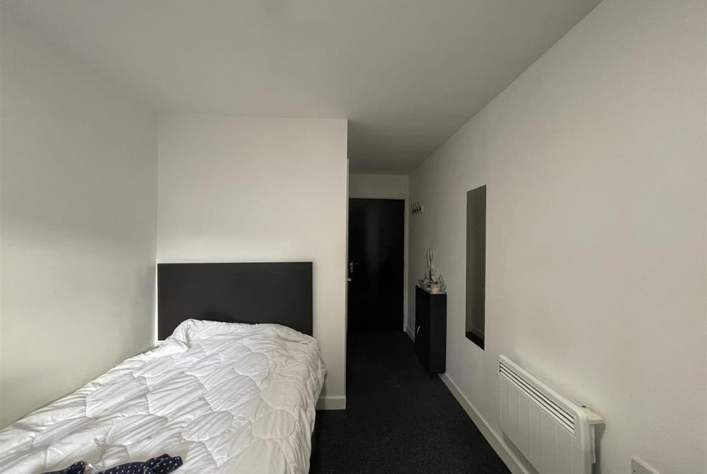 Compact, tidy single bedroom with a comfortable...