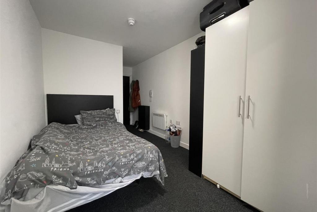 Bright, tidy double bedroom with a comfortable ...
