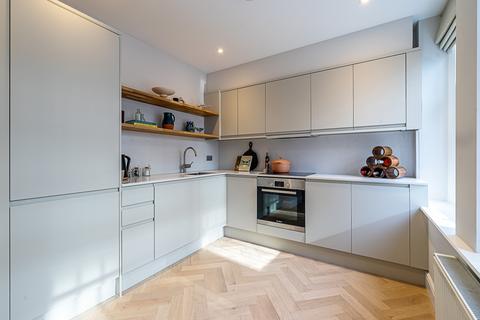 2 bedroom apartment to rent, King Street Hammersmith W6