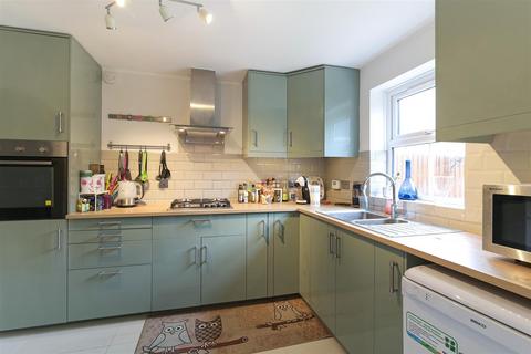 4 bedroom terraced house to rent, Mortlake Drive, London CR4