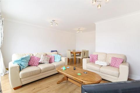 4 bedroom terraced house to rent, Mortlake Drive, London CR4