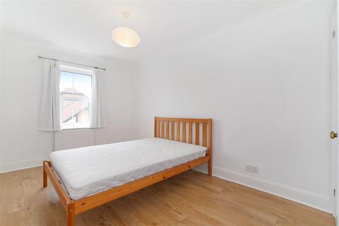 4 bedroom terraced house to rent, Mortlake Drive, London CR4