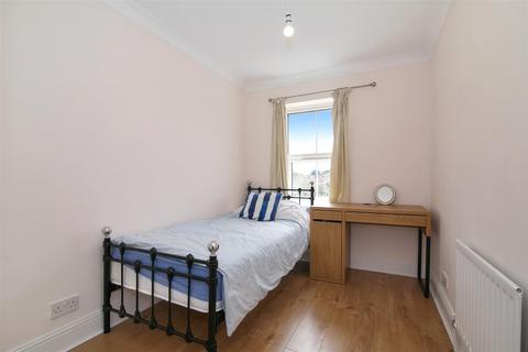 4 bedroom terraced house to rent, Mortlake Drive, London CR4
