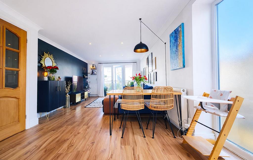Open plan lounge/dining room/kitchen