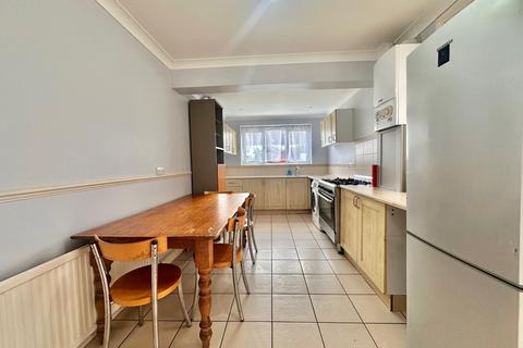 3 bedroom terraced house to rent, St. Johns Road, Barking, IG11
