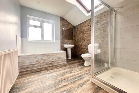 3 bedroom terraced house to rent, St. Johns Road, Barking, IG11
