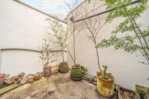 2 bedroom flat for sale, Mecklenburgh Street, London WC1N