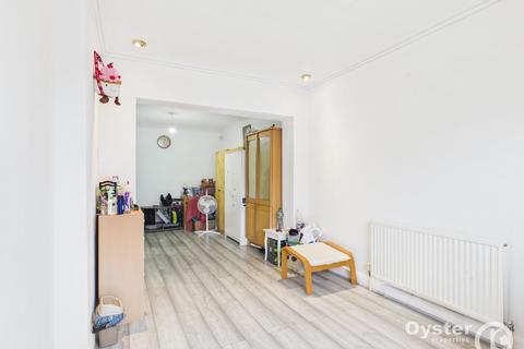 4 bedroom semi-detached house to rent, Taunton Way, Stanmore, HA7