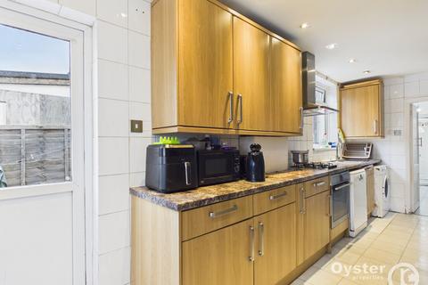4 bedroom semi-detached house to rent, Taunton Way, Stanmore, HA7
