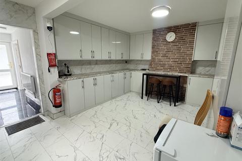 undefined, Cambridge Close, Hounslow TW4