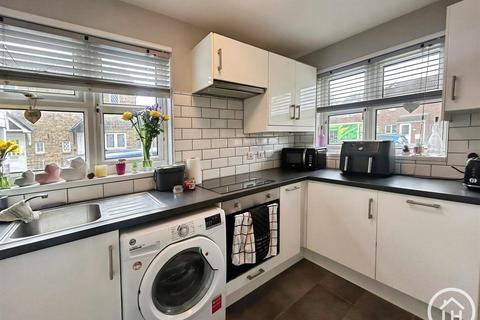 2 bedroom house for sale, Vectis Drive, Sittingbourne