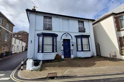 1 bedroom flat to rent, Castle Street, Ryde, PO33
